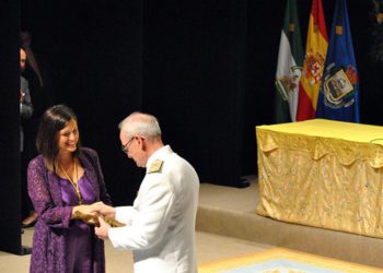 El Jemad recibe de manos de la alcaldesa la estatuilla / FOTO: DBC