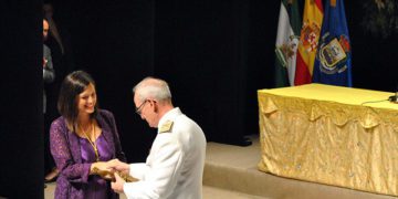 El Jemad recibe de manos de la alcaldesa la estatuilla / FOTO: DBC
