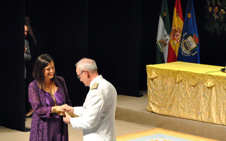 El Jemad recibe de manos de la alcaldesa la estatuilla / FOTO: DBC