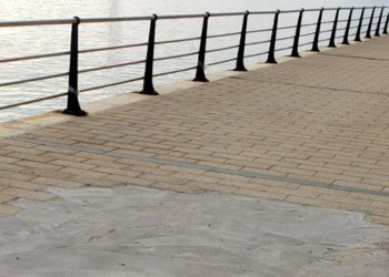 Una de las zonas del acerado donde la obra parece inacabada / FOTO: PSOE