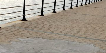 Una de las zonas del acerado donde la obra parece inacabada / FOTO: PSOE