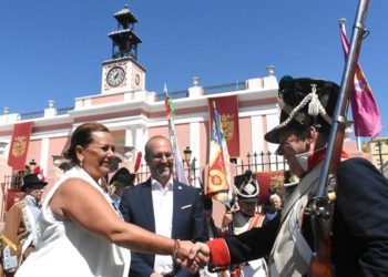 Amaya e Izco saludan a participantes en una reciente recreación de la batalla / FOTO: Ayto.