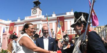 Amaya e Izco saludan a participantes en una reciente recreación de la batalla / FOTO: Ayto.