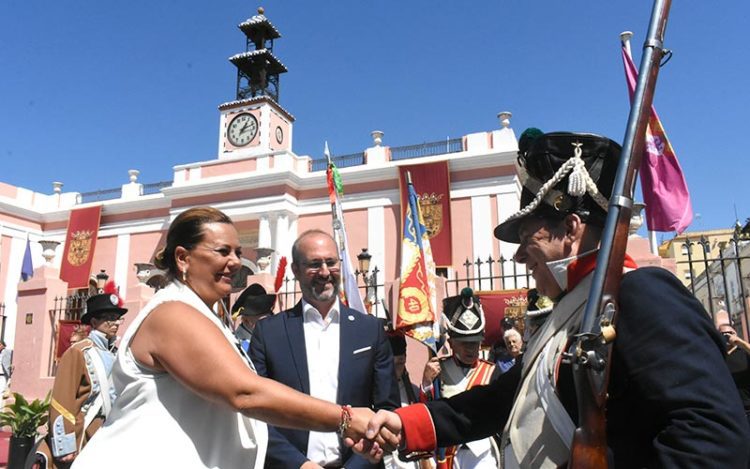 Amaya e Izco saludan a participantes en una reciente recreación de la batalla / FOTO: Ayto.