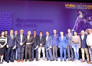 Foto de familia para cerrar el acto de recuerdo / FOTO: Ayto.