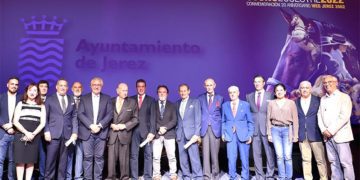 Foto de familia para cerrar el acto de recuerdo / FOTO: Ayto.