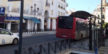 Bus urbano en la parada de la plaza Esteve / FOTO: DBC