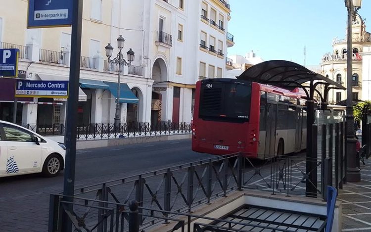 Bus urbano en la parada de la plaza Esteve / FOTO: DBC