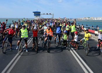 Saludando en el tablero central del puente / FOTO: Eulogio García