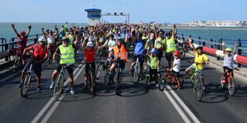 Saludando en el tablero central del puente / FOTO: Eulogio García