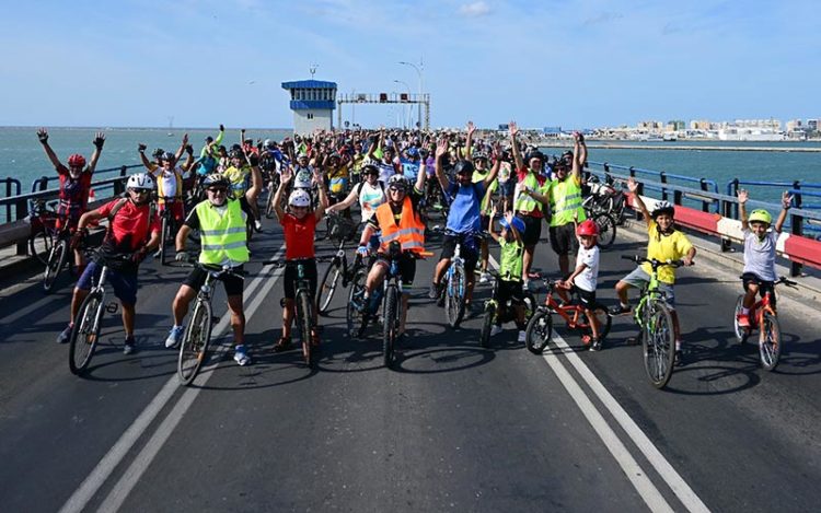 Saludando en el tablero central del puente / FOTO: Eulogio García