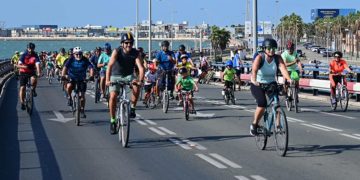 'Manifestantes' subiendo una de las patas del puente / FOTO: Eulogio García