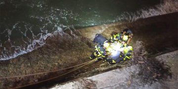 Actuando con el herido en la zapata de la muralla / FOTO: CBPC