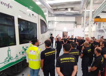 Grupo de bomberos en las cocheras de Pelagatos / FOTO: CBPC