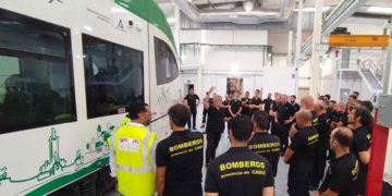 Grupo de bomberos en las cocheras de Pelagatos / FOTO: CBPC