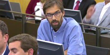 Bueno participando en una comisión en el Congreso / FOTO: IU