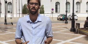 El concejal Bueno grabando un vídeo para sus redes frente al Consistorio / FOTO: IU