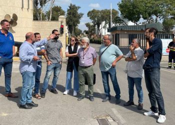 Miembros del comité y representantes de IU a las puertas de la factoría / FOTO: IU