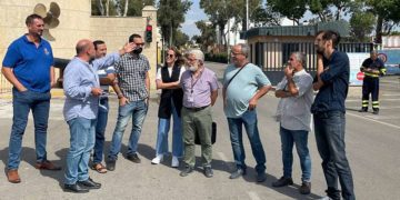 Miembros del comité y representantes de IU a las puertas de la factoría / FOTO: IU