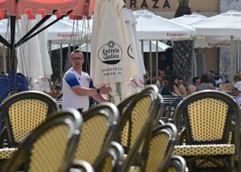 Montando una terraza en el centro de Cádiz / FOTO: Eulogio García