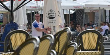 Montando una terraza en el centro de Cádiz / FOTO: Eulogio García