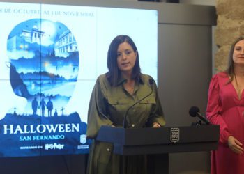 Cavada y Moreno con el cartel en el pantallón de la sala de prensa / FOTO: Ayto.