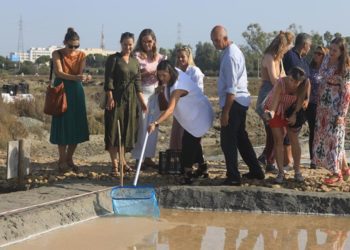 El curso se ha cerrado con una visita a Salinas La Esperanza / FOTO: Ayto.