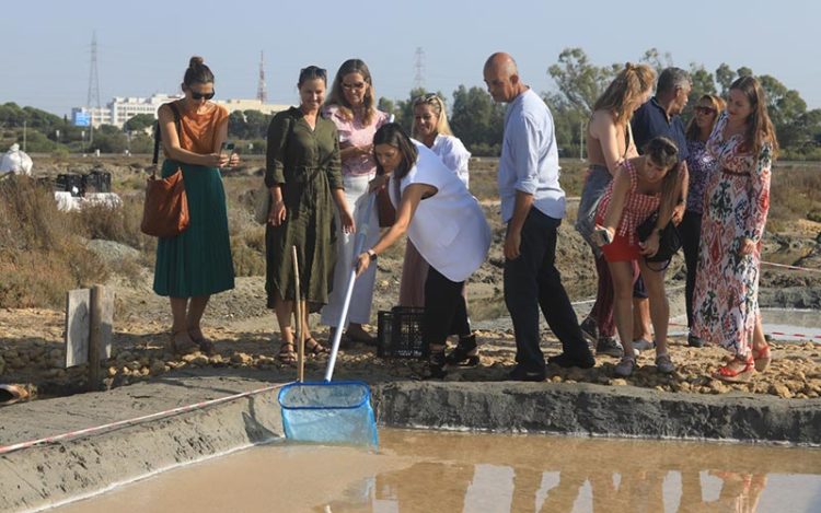 El curso se ha cerrado con una visita a Salinas La Esperanza / FOTO: Ayto.