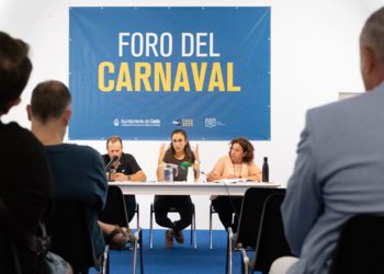 Cazalilla y técnicos de Fiestas presidiendo la reunión / FOTO: Ayto.