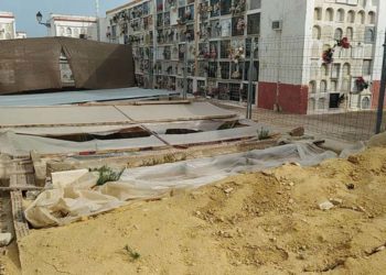 Se mantienen en el camposanto los restos de los trabajos de exhumación / FOTO: Podemos