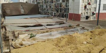 Se mantienen en el camposanto los restos de los trabajos de exhumación / FOTO: Podemos