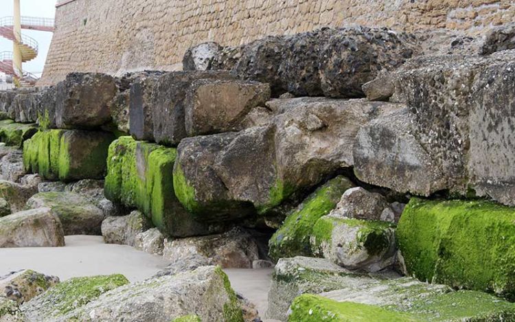 El tubo del colector cada vez está más expuesto a la mar / FOTO: Ayto.