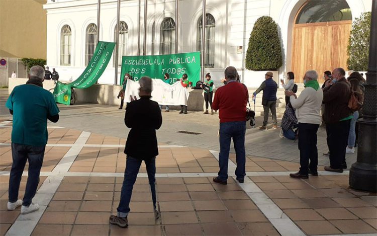 Una pasada concentración a las puertas del Ayuntamiento / FOTO: Marea Verde