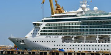 Crucero sometiéndose a reformas en el dique de la capital / FOTO: Eulogio García