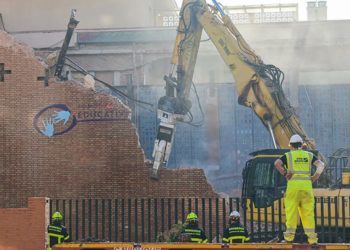 Trabajos de derribo controlado de los muros / FOTO: Eulogio García