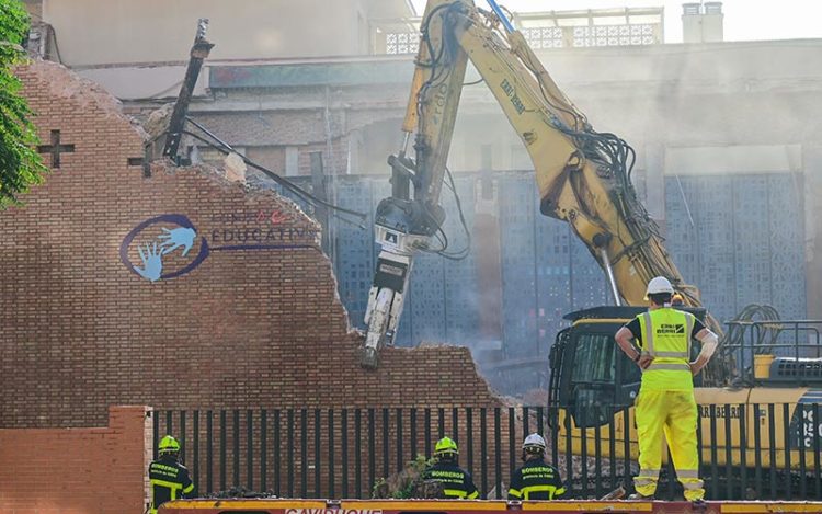 Trabajos de derribo controlado de los muros / FOTO: Eulogio García