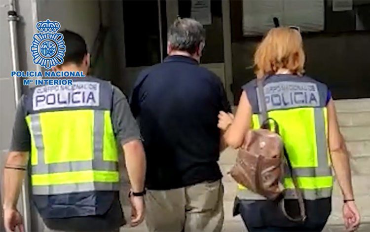 Uno de los detenidos trasladado a la Comisaría Provincial / FOTO: Policía