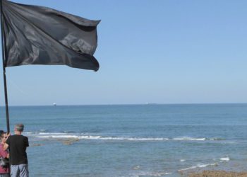 Bandera negra izada en la costa / FOTO: Ecologistas