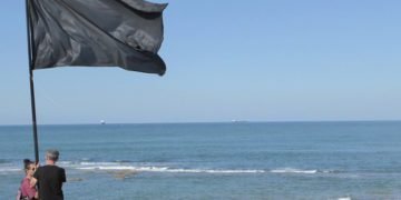 Bandera negra izada en la costa / FOTO: Ecologistas