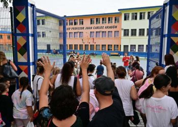 En la entrada de un cole de la ciudad de Cádiz / FOTO: Eulogio García