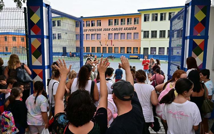 En la entrada de un cole de la ciudad de Cádiz / FOTO: Eulogio García