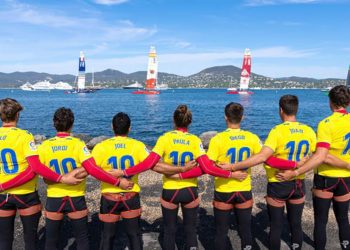 Equipo español luciendo la camiseta del Cádiz CF en Francia / FOTO: SailGP