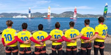 Equipo español luciendo la camiseta del Cádiz CF en Francia / FOTO: SailGP