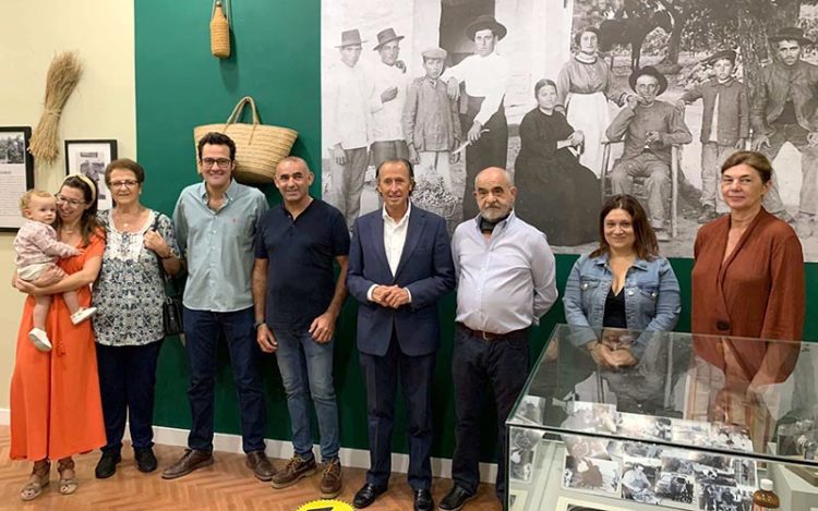 Posado en la inauguración de la exposición / FOTO: Ayto.