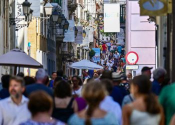 Una calle del centro abarrotada en pleno agosto / FOTO: Eulogio García