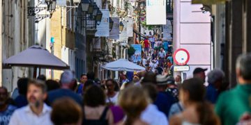 Una calle del centro abarrotada en pleno agosto / FOTO: Eulogio García