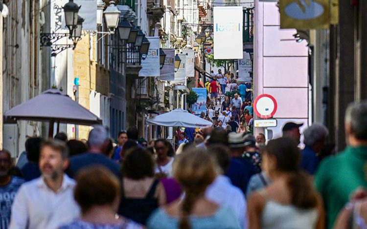 Una calle del centro abarrotada en pleno agosto / FOTO: Eulogio García