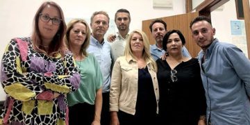 González, en el centro, arropado por su grupo municipal / FOTO: PSOE
