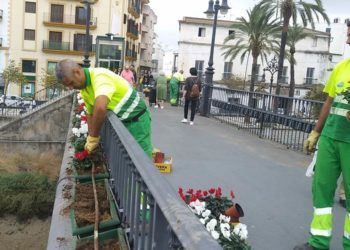 Jardineros colocando flores en el puente chico / FOTO: Ayto.
