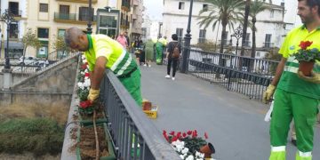 Jardineros colocando flores en el puente chico / FOTO: Ayto.